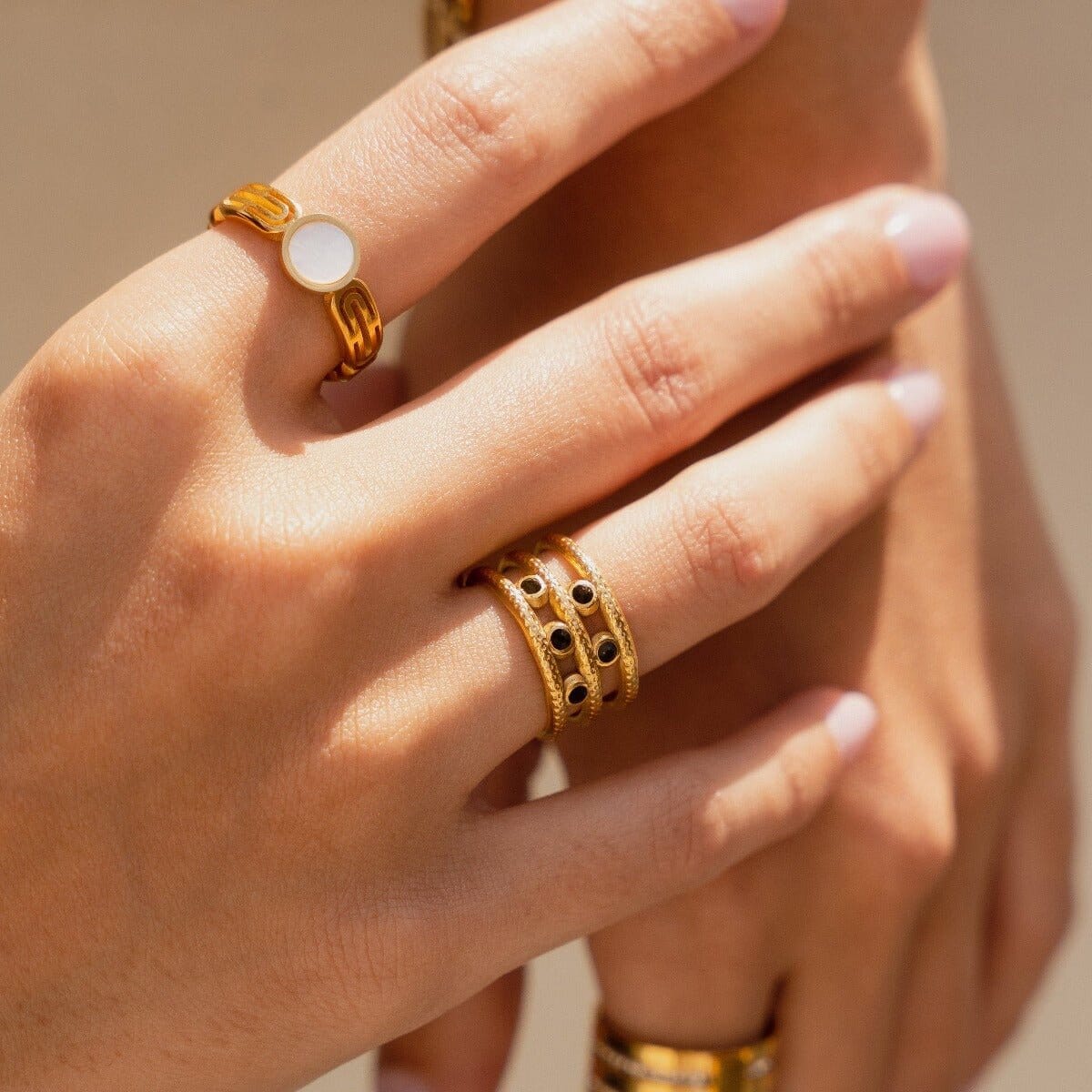 Anel Athena Pedra Madrepérola Banhado em Ouro 18K Anel Athena Pedra Madrepérola Banhado em Ouro 18K Minha loja