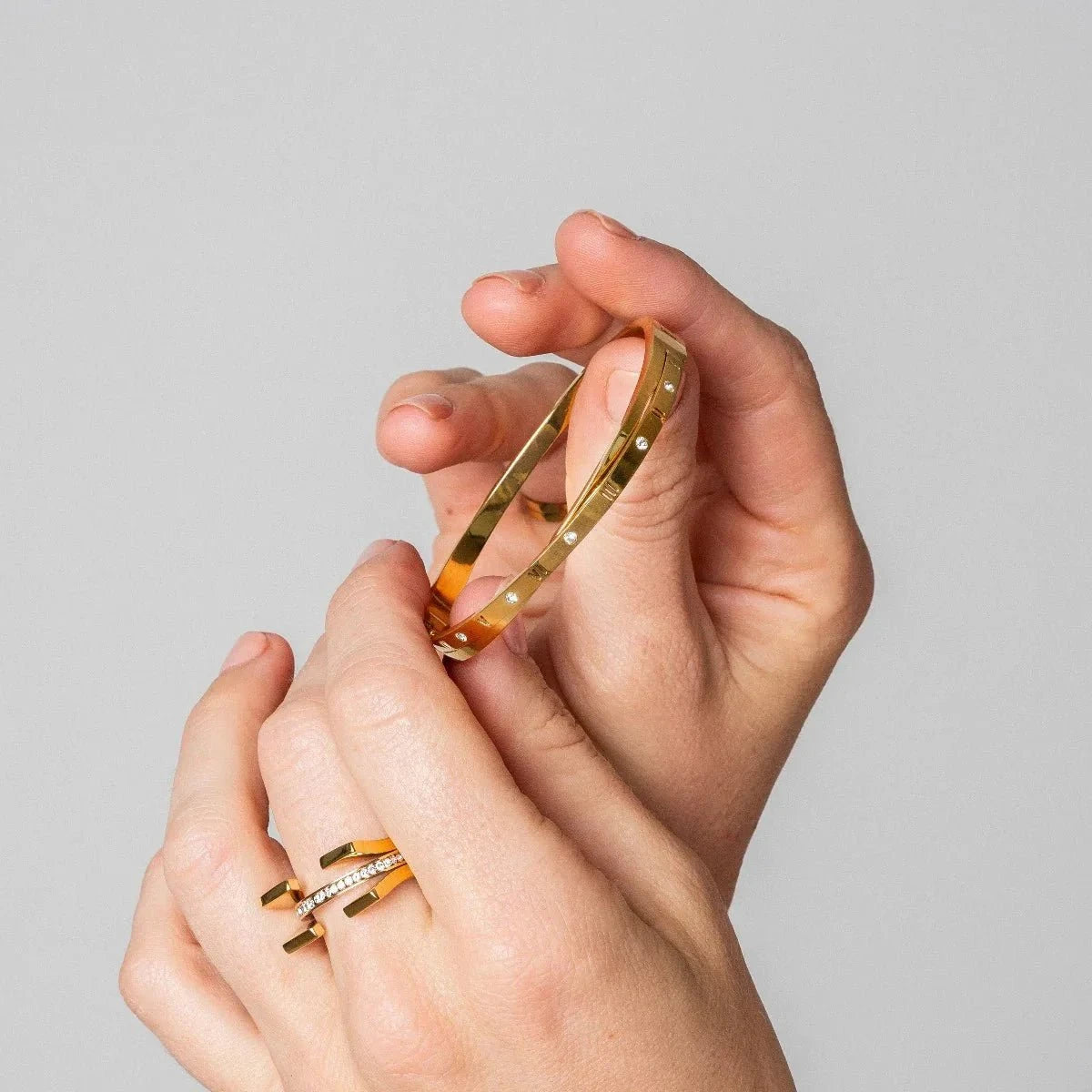 Bracelete Algarismo Romanos Entrelaçados Banho Ouro 18k Bracelete Algarismo Romanos Entrelaçados Banho Ouro 18k Minha loja