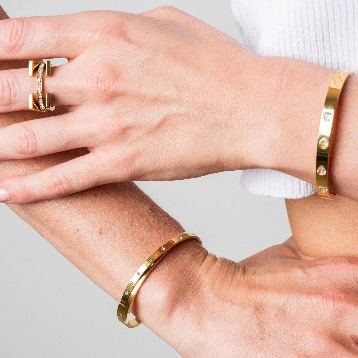 Bracelete Algarismo Romanos Entrelaçados Banho Ouro 18k Bracelete Algarismo Romanos Entrelaçados Banho Ouro 18k Minha loja