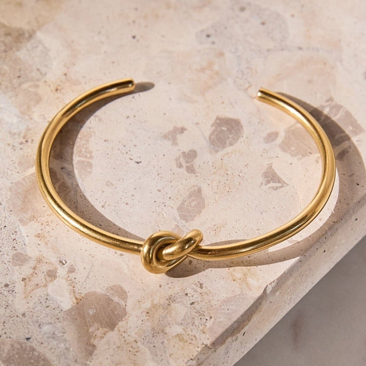 Bracelete Com Nó Central Banhado em Ouro 18K Bracelete Com Nó Central Banhado em Ouro 18K Minha loja