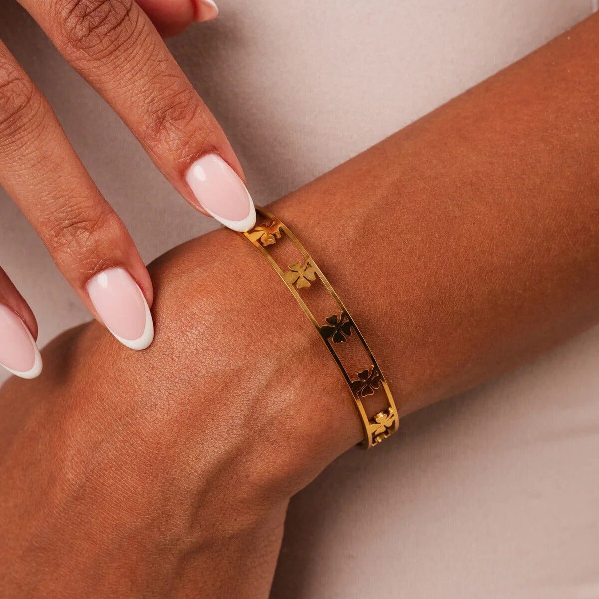 Bracelete Trevo Vazado Banhado em Ouro 18K Bracelete Minha loja