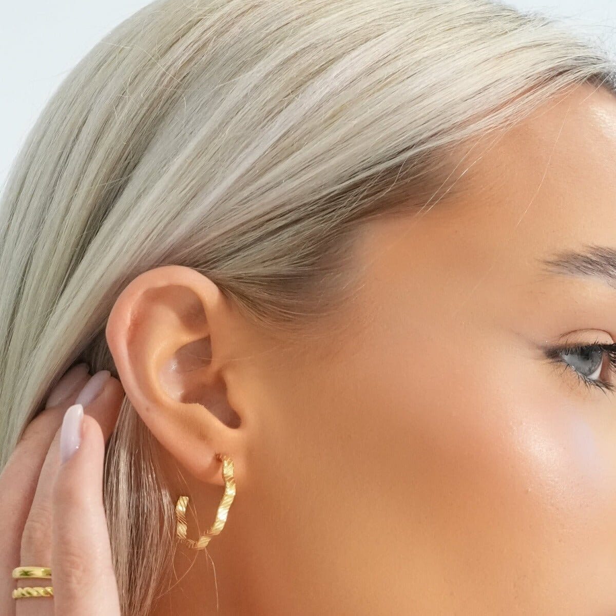 Brinco Argola Wavy Texture Banhado em Ouro 18k Brinco Argola Wavy Texture Banhado em Ouro 18k Minha loja