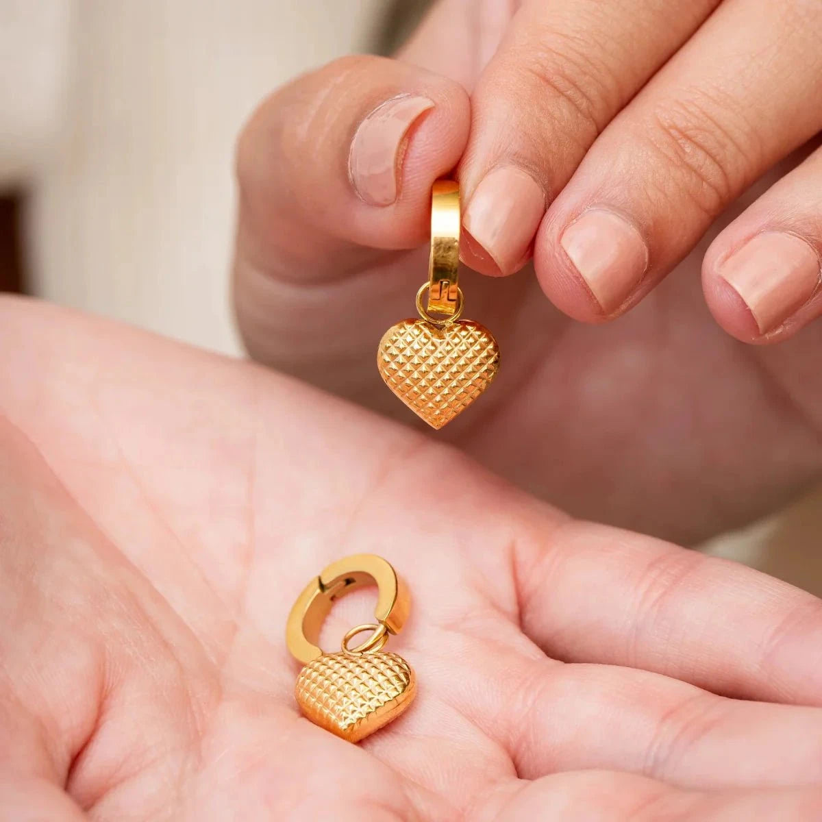 Brinco Argolinha Love Banhado em Ouro 18K Brinco Argolinha Love Banhado em Ouro 18K Minha loja