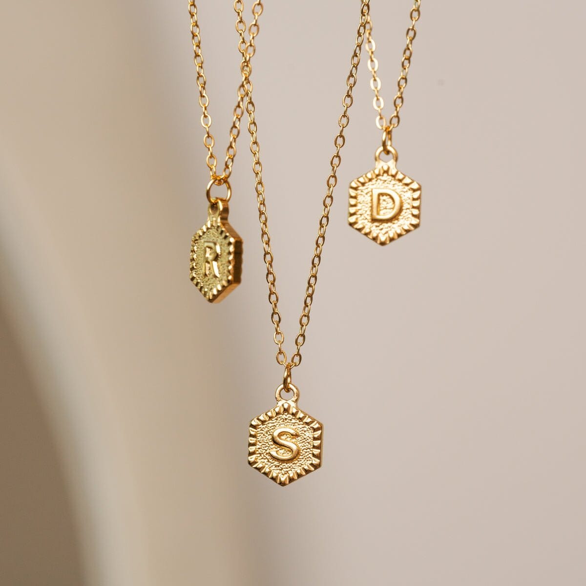 Colar Letra Inicial Hex Banhado em Ouro 18K Colar Letra Inicial Hex Banhado em Ouro 18K Minha loja