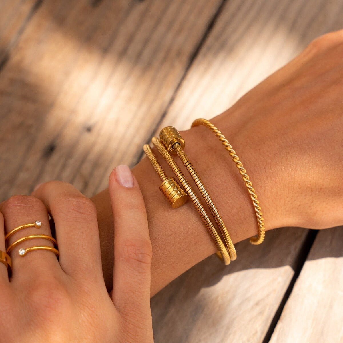 Bracelete Espiral Tríplice Banhada em Ouro 18K Pulseira Espiral Tríplice Banhada em Ouro 18K Minha loja 