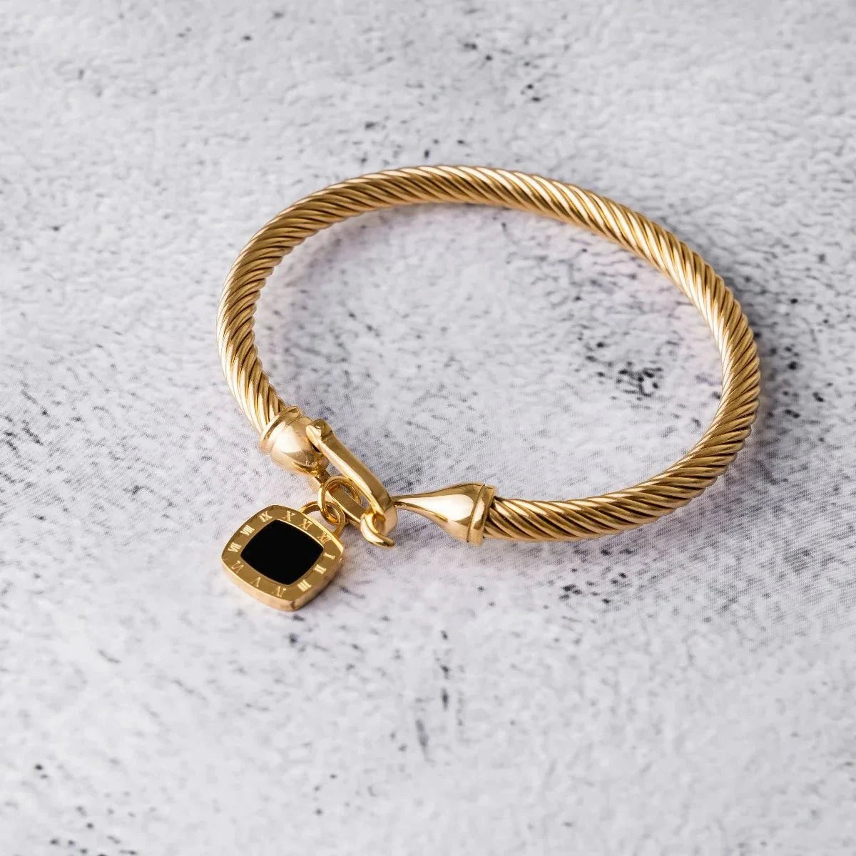 Bracelete Pingente Ônix Quadrado Banhado em Ouro 18K Bracelete Pingente Ônix Quadrado Banhado em Ouro 18K Minha loja 
