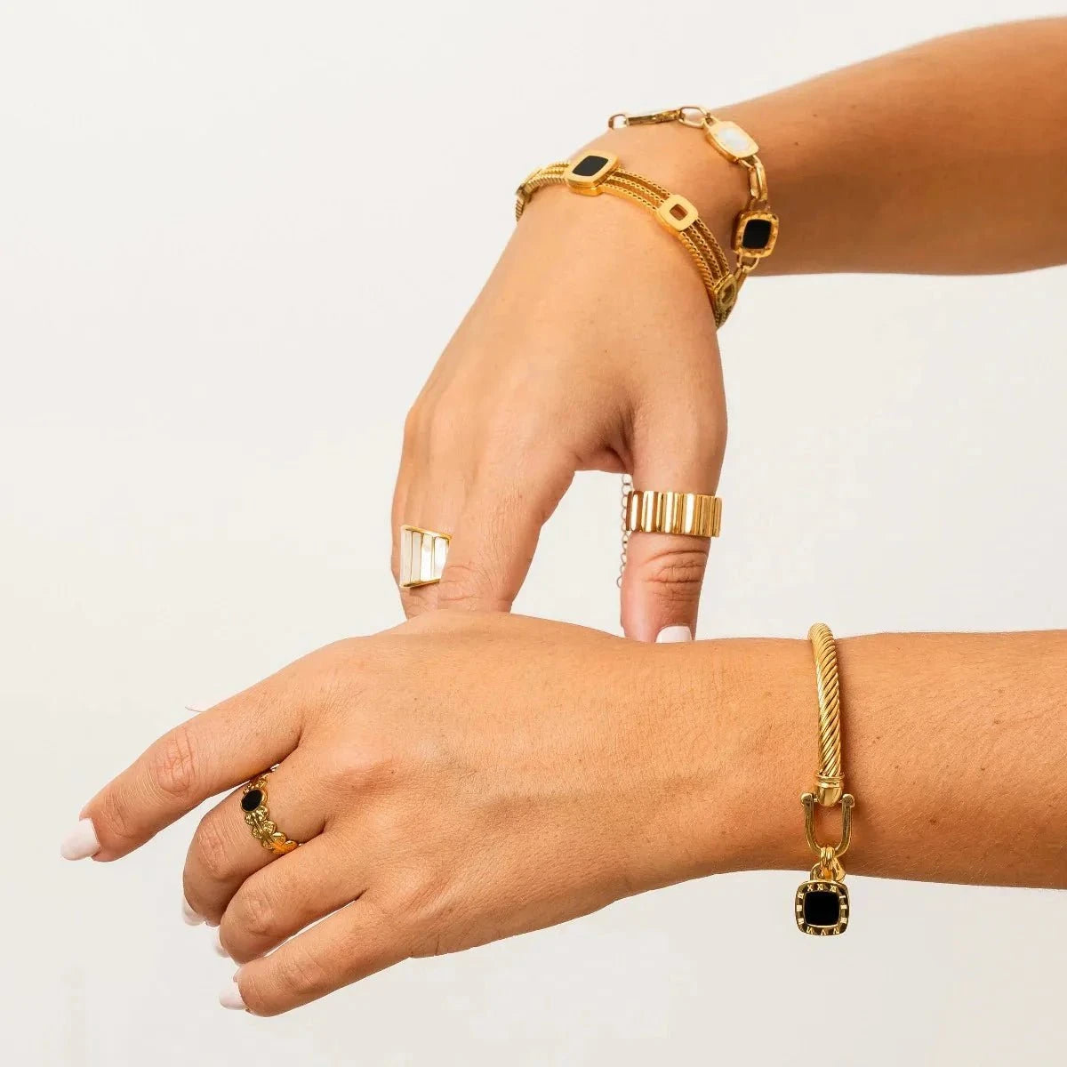 Bracelete Pingente Ônix Quadrado Banhado em Ouro 18K Bracelete Pingente Ônix Quadrado Banhado em Ouro 18K Minha loja 
